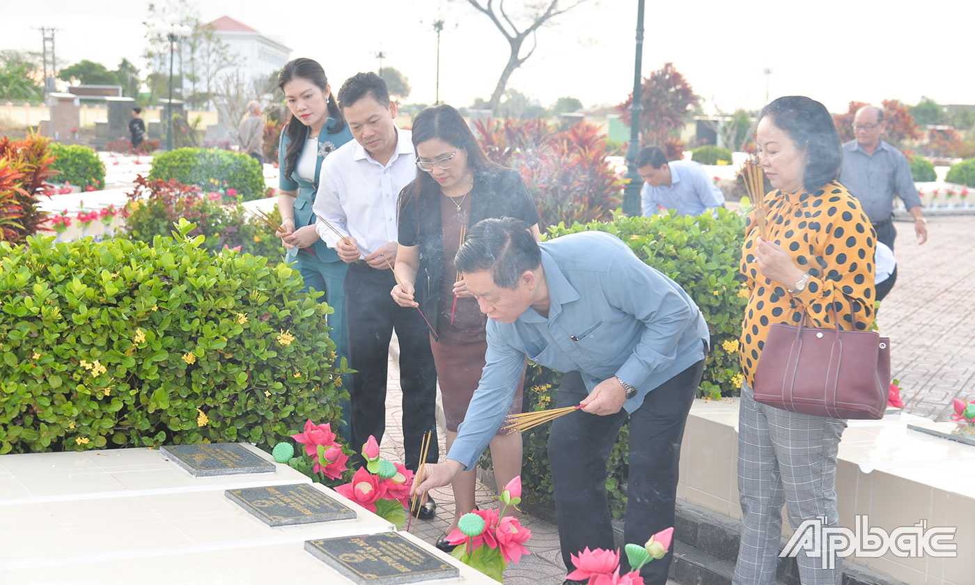 Đồng chí Nguyễn Trọng Nghĩa và thành viên đoàn công tác thắp hương các phần mộ.