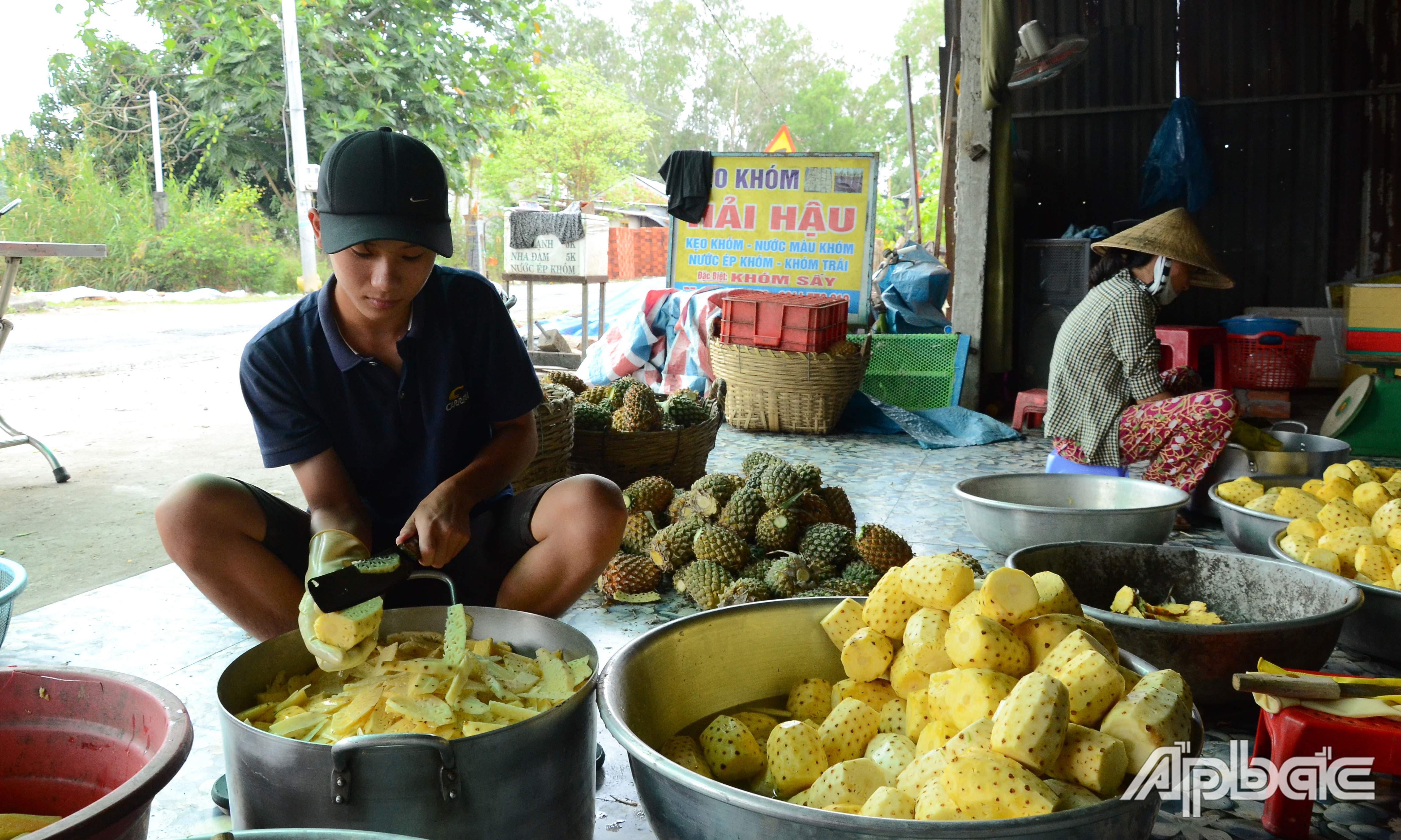 Những ngày cận tết, lò kẹo khóm Hải Hậu tăng số lượng kẹo khóm sản xuất gấp nhiều lần so với ngày thường.