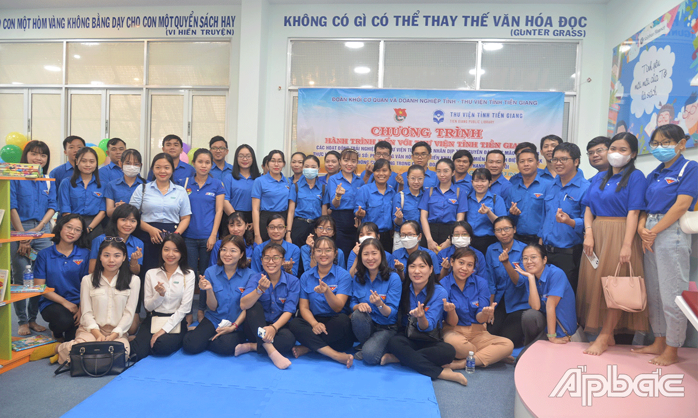 Cán bộ, ĐVTN Khối tham quan, đọc sách tại thư viện.