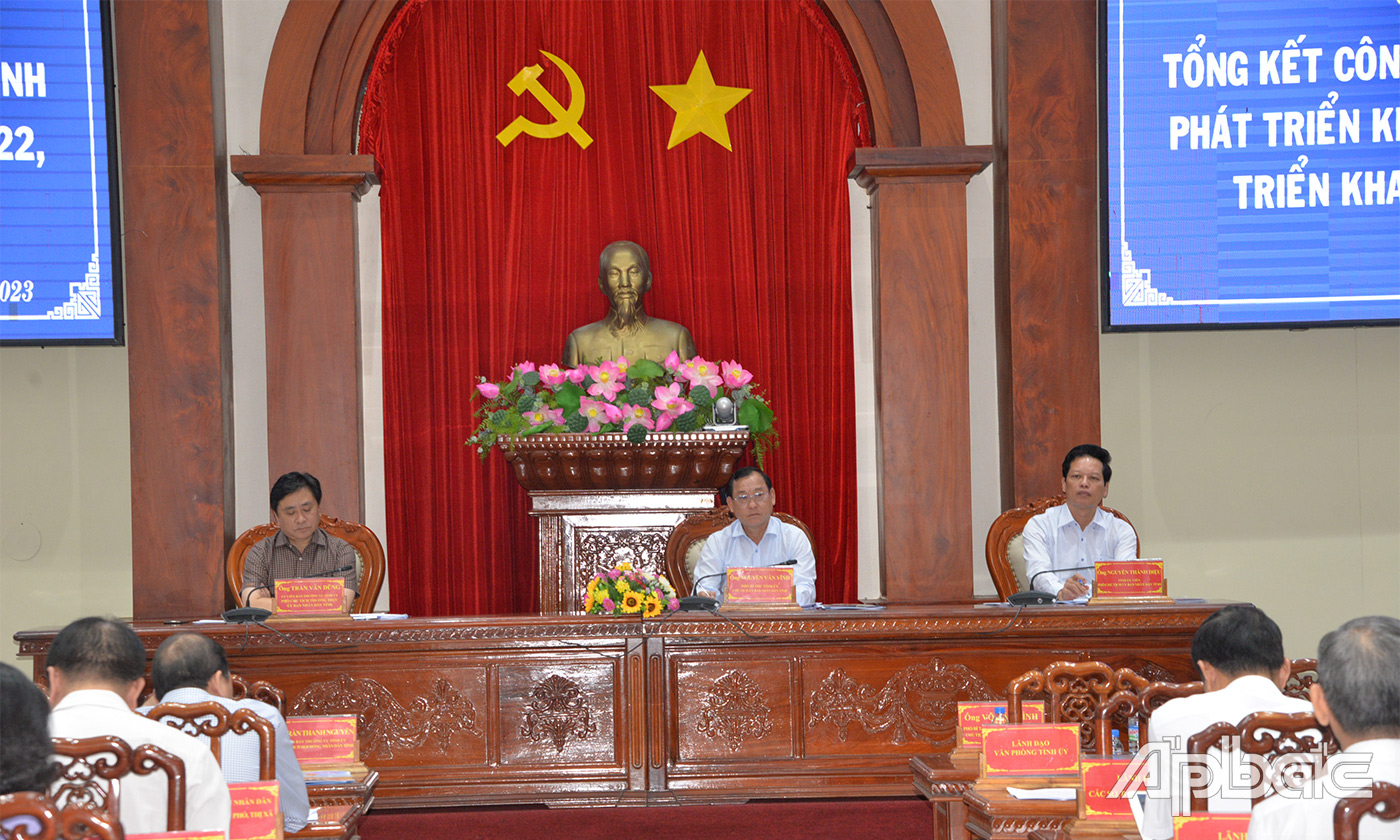 Chủ trì hội nghị