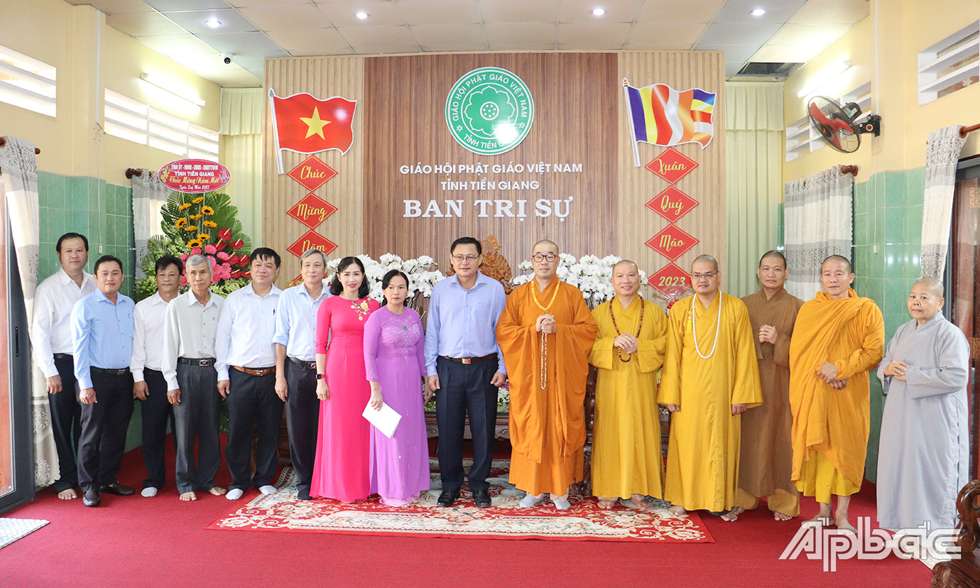 Đoàn đến thăm, tặng quà, chúc tết tại Ban Trị sự Giáo hội phật giáo Việt Nam tỉnh.