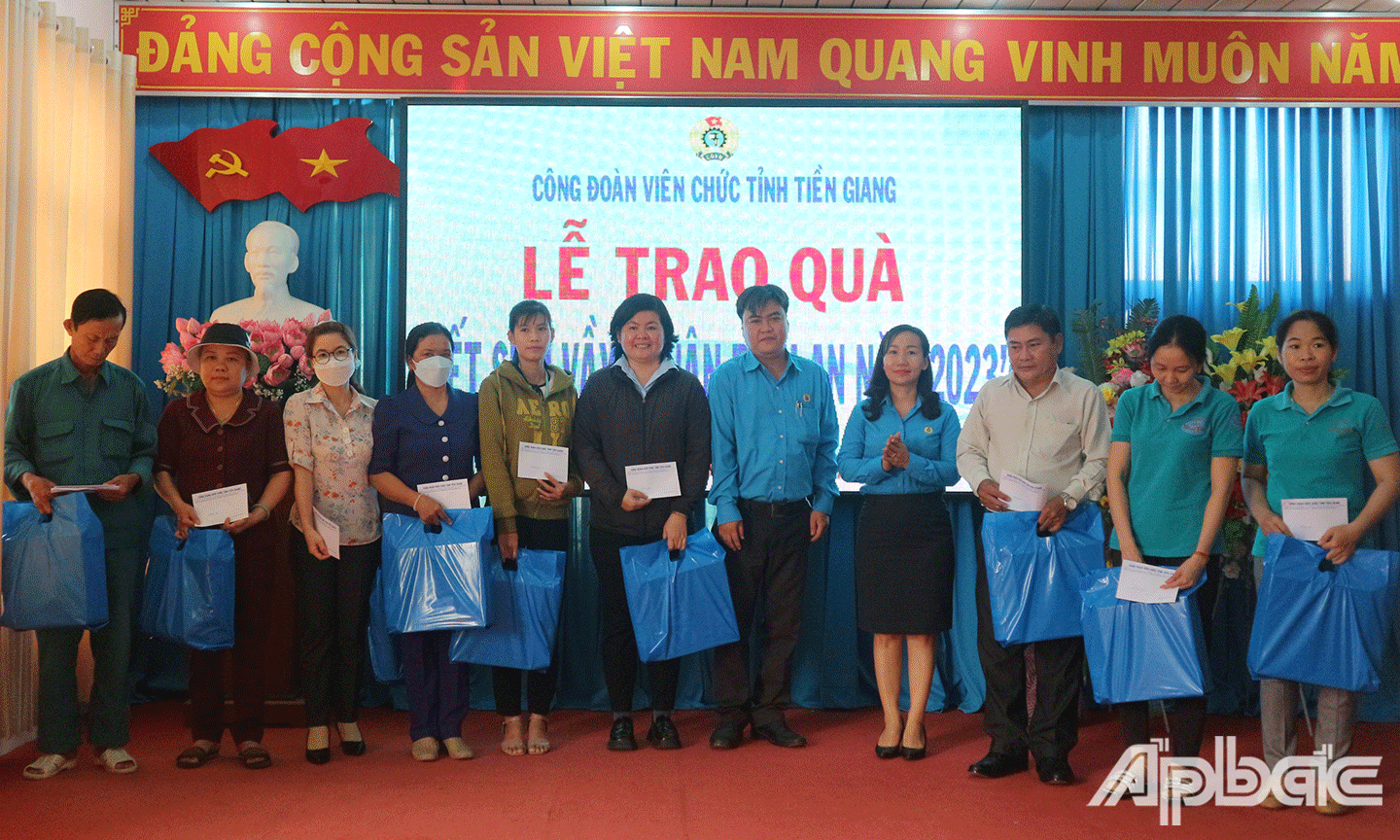 đoàn viên, công nhân, viên chức, lao động (CNVCLĐ) có hoàn cảnh khó khăn nhận quà tết từ Công đoàn Viên chức Tiền Giang
