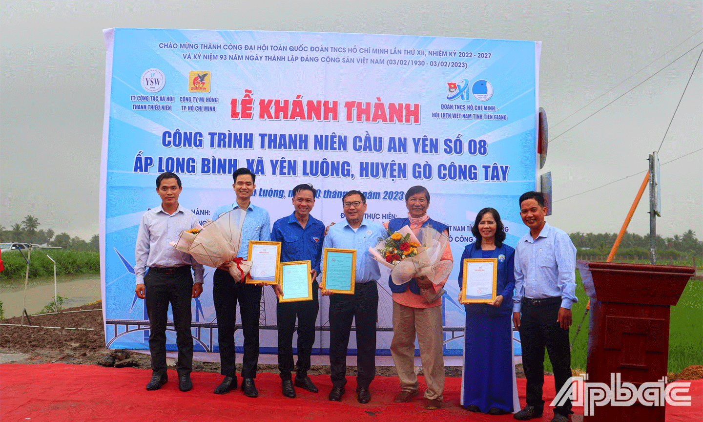 Tỉnh đoàn Tiền Giang trao thư cảm ơn đến các nhà tài trợ kinh phí xây dựng cầu 