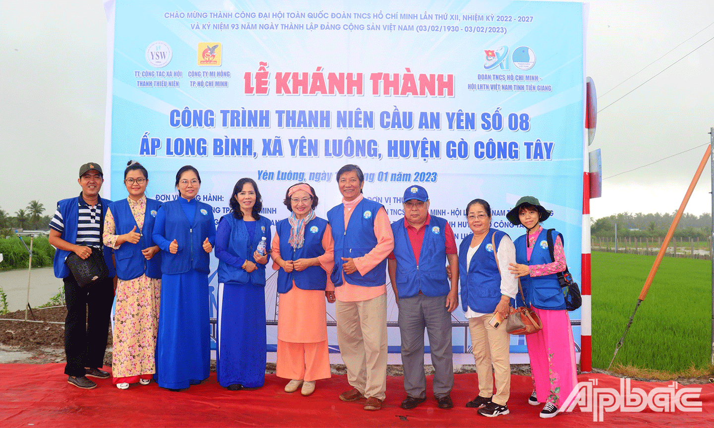 Đại biểu cùng chụp ảnh lưu niệm trong lễ khánh thành cầu