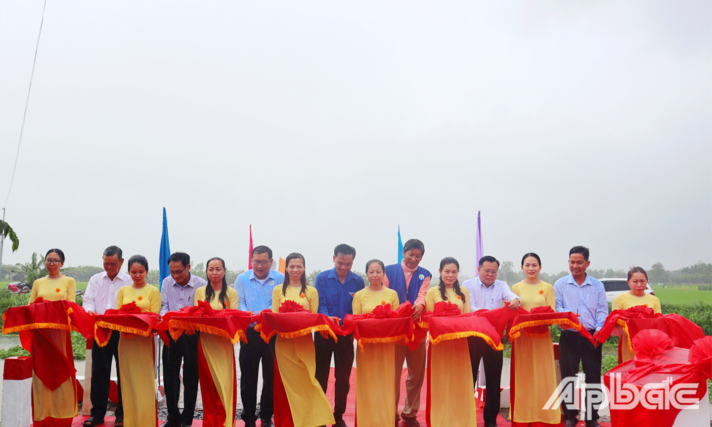 Đại biểu cắt băng khánh thành cầu
