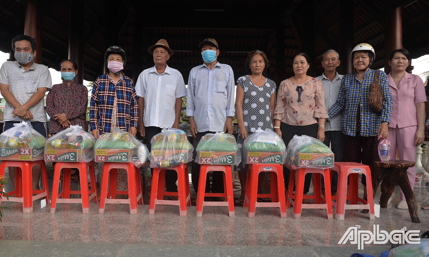 Qũy từ thiện Lương Ngọc Kim trao quà Tết cho người nghèo xã Tam Hiệp.