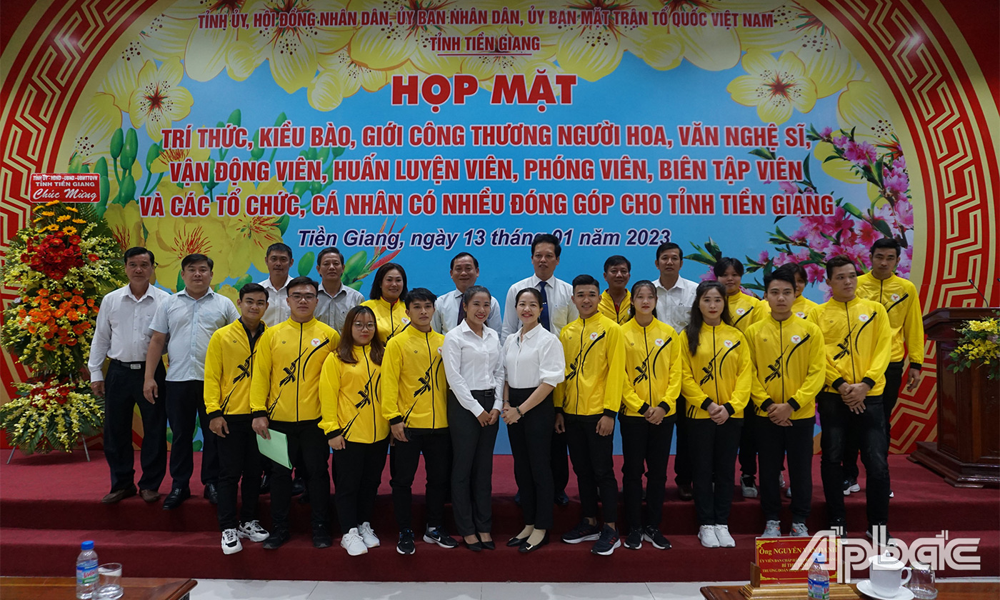 Lãnh đạo tỉnh chụp ảnh lưu niệm với các đại biểu