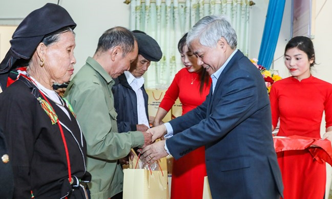 Chủ tịch Ủy ban Trung ương MTTQ Việt Nam Đỗ Văn Chiến tặng quà hộ nghèo tại xã Yên Dương, huyện Tam Đảo, tỉnh Vĩnh Phúc ngày 7/1/2023  