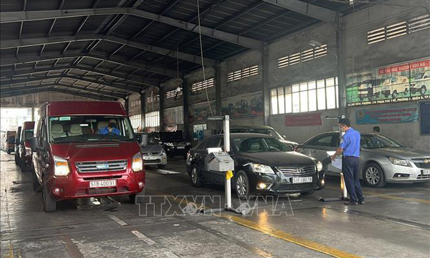 Đăng kiểm viên thực hiện nhiệm vụ tại Trung tâm Đăng kiểm xe cơ giới 50-02S. Ảnh: Tiến Lực/TTXVN