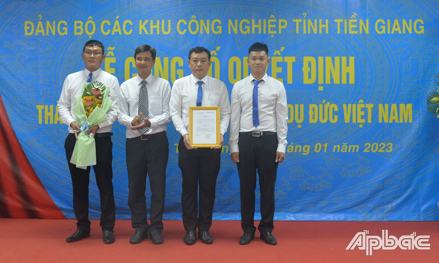Bí thư Đảng ủy Các Khu công nghiệp tỉnh Trần Minh Diễn trao Quyết định thành lập Chi bộ Công ty.