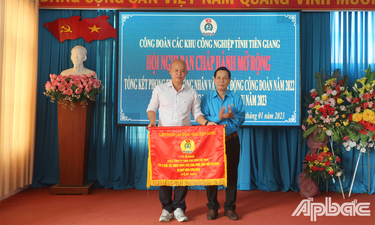 Liên đoàn Lao động tỉnh Tiền Giang trao Cờ thi đua cho