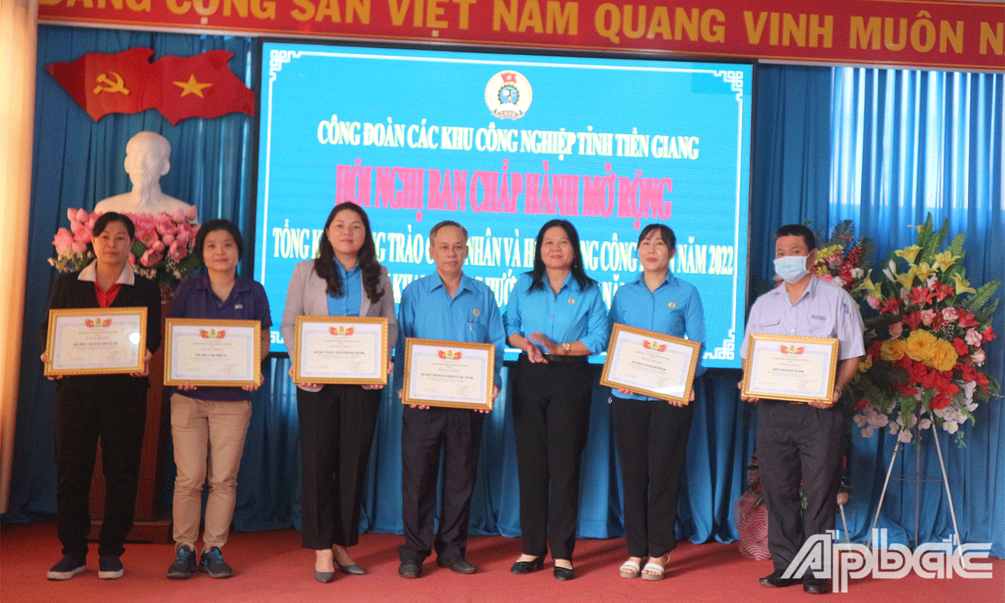 trao Bằng khen cho 7 tập thể và 28 cá nhân