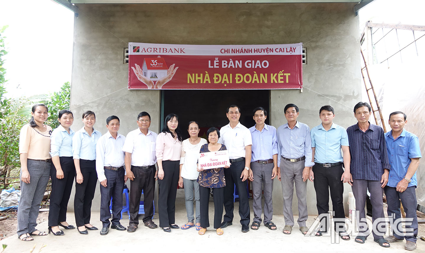 Bàn giao nhà đại đoàn kết cho gia đình bà Thái Thị Bảy, ấp 4, xã Cẩm Sơn. 