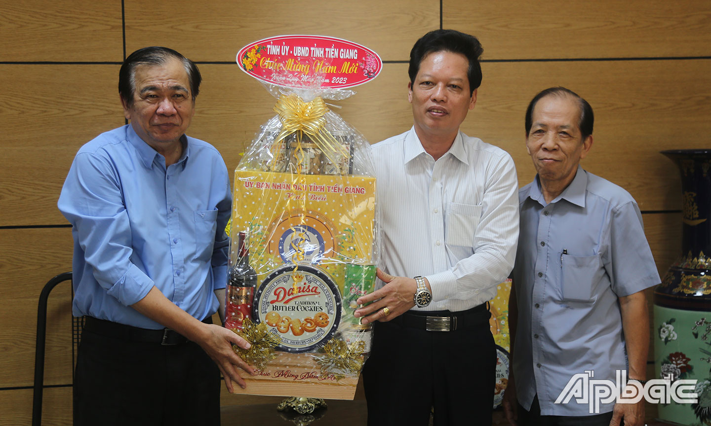 Đồng chí Nguyễn Thành Diệu chúc Tết Báo Ấp Bắc.