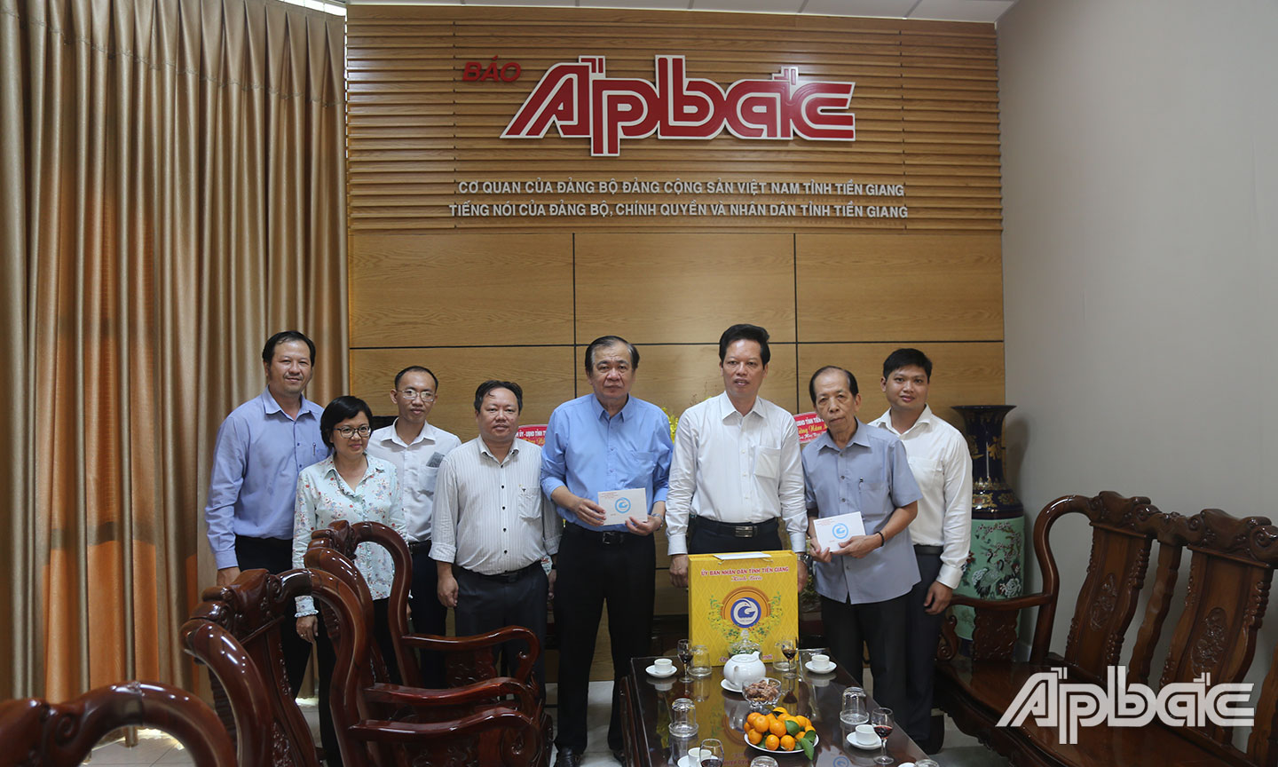 Lãnh đạo Báo Ấp Bắc chụp ảnh lưu niệm cùng Đoàn.
