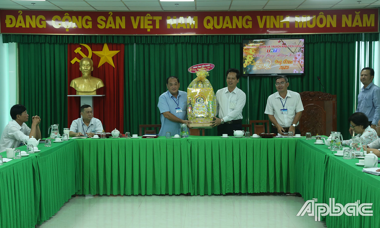 Chúc Tết cán bộ, phóng viên, nhân viên Đài.