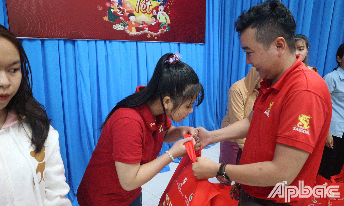 Công nhân lao động nhận quà tết từ đại diện Tổng Công ty Cổ phần Bia – Rượu – Nước giải khát Sài Gòn (SABECO)