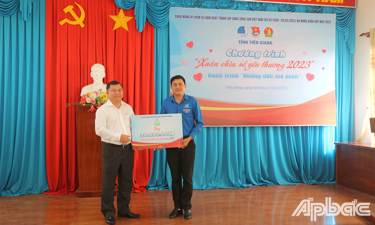 CLB Doanh nhân Tiền Giang tại TP. Hồ Chí Minh tặng Tỉnh Đoàn Tiền Giang 1 công trình thanh niên trị giá 20 triệu đồng