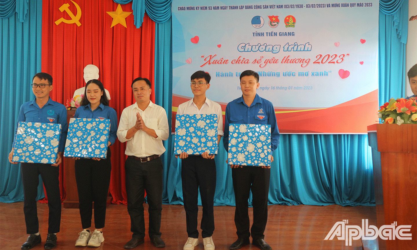 Ban Thường vụ Tỉnh Đoàn Tiền Giang trao quà cho 5 thanh niên tiêu biểu,  có thành tích trong công tác Đoàn và phong trào thanh thiếu nhi; 