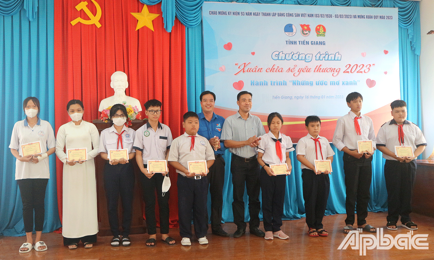 trao quà cho 11 thiếu nhi có hoàn cảnh khó khăn, ảnh hưởng Covid-19 