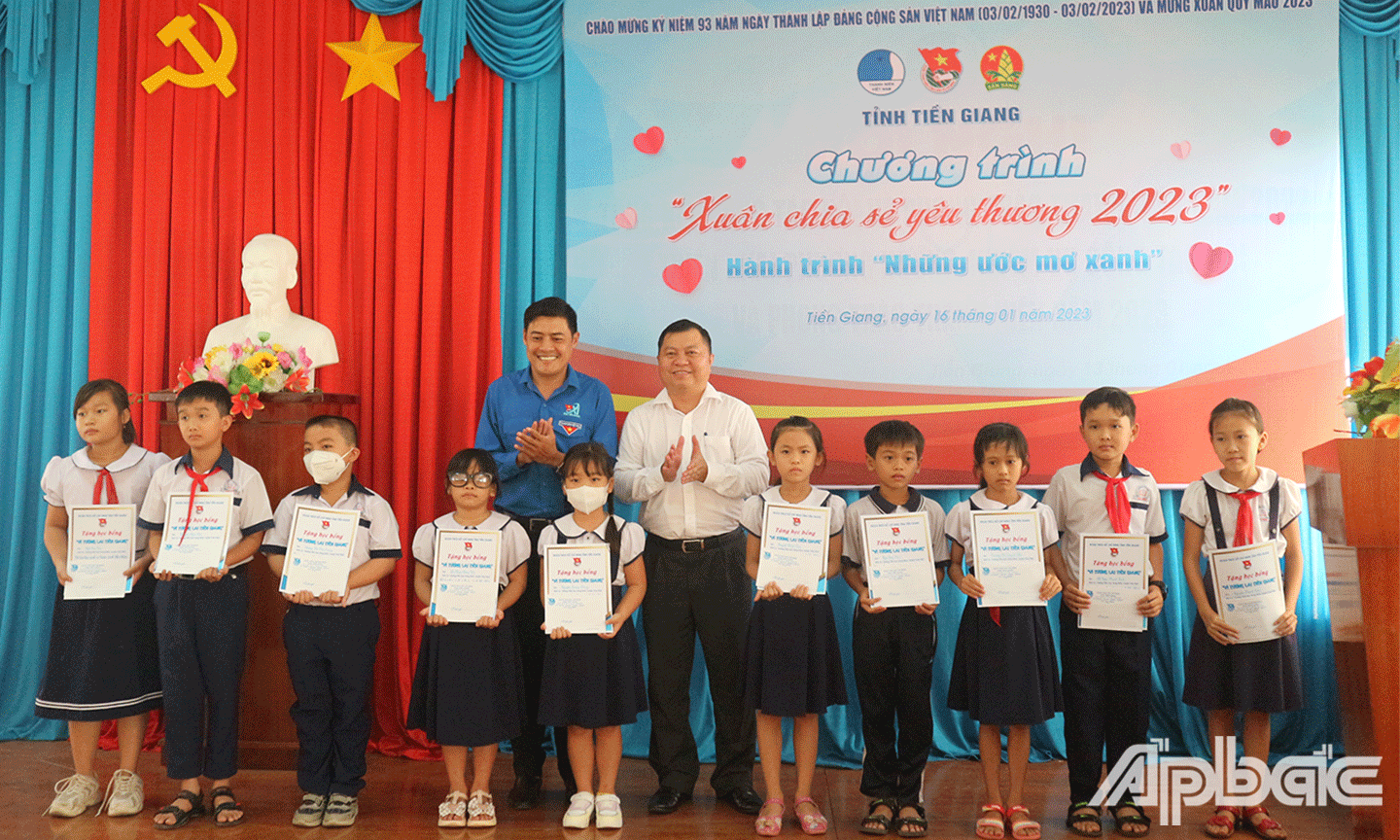 Ban Thường vụ Tỉnh Đoàn Tiền Giang cho 10 thiếu nhi tiểu học 