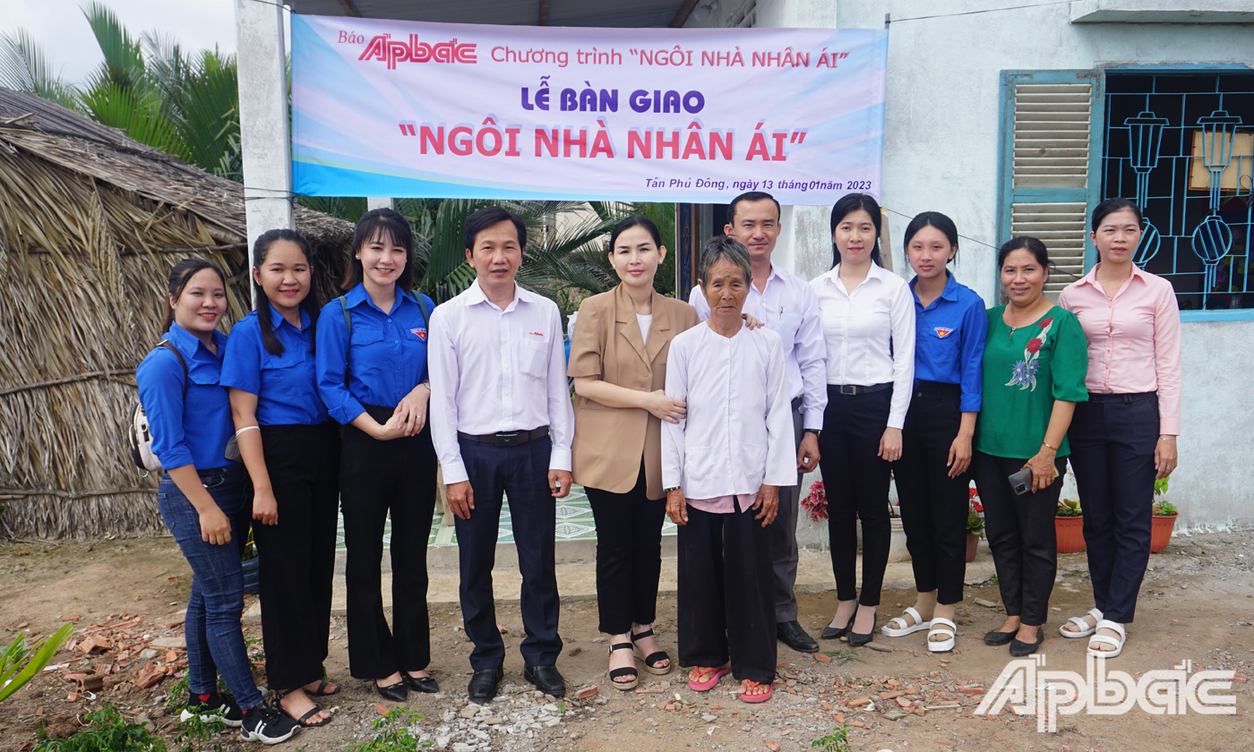 Bàn giao nhà cho bà Phạm Thị Chối (ấp Bà Từ, xã Phú Tân)