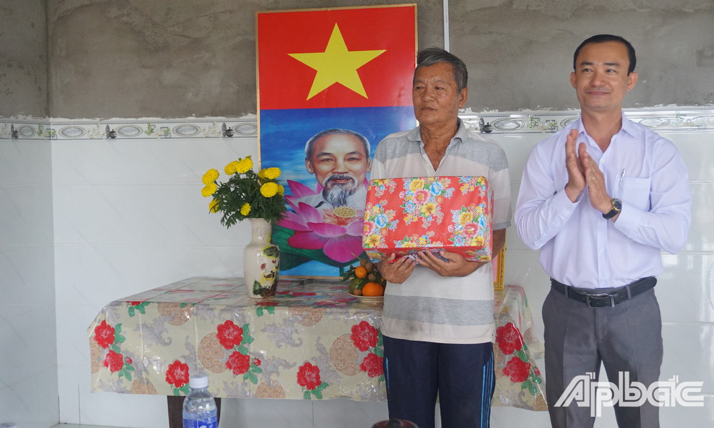 Lãnh đạo UBND xã Phú Tân trao quyết định bàn giao nhà cho ông Phạm Thanh Cần (ấp Pháo Đài, xã Phú Tân). 