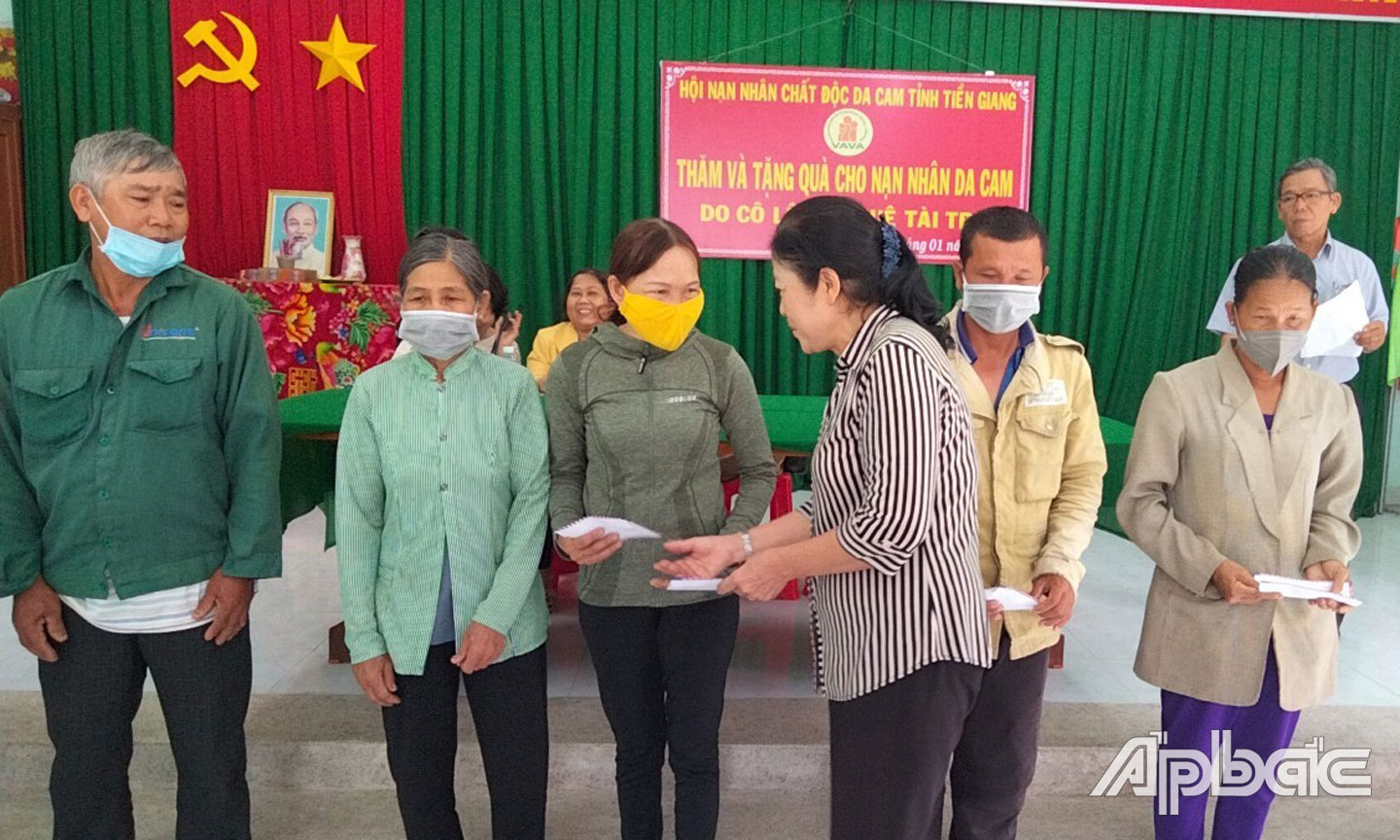 Chủ tịch Hội NNCĐDC tỉnh Dương Thị Lệ trao quà Tết Nguyên đán 2023 cho NNCĐDC trên địa bàn huyện Tân Phước.