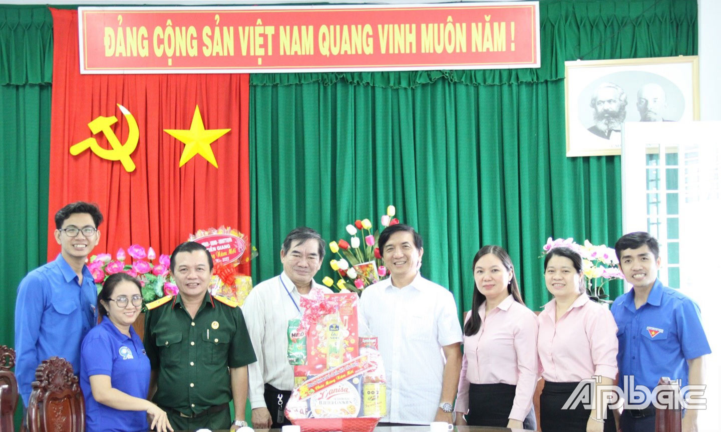 Đoàn đến thăm, chúc tết và tặng quà tại Bệnh viện Tâm thần tỉnh Tiền Giang.