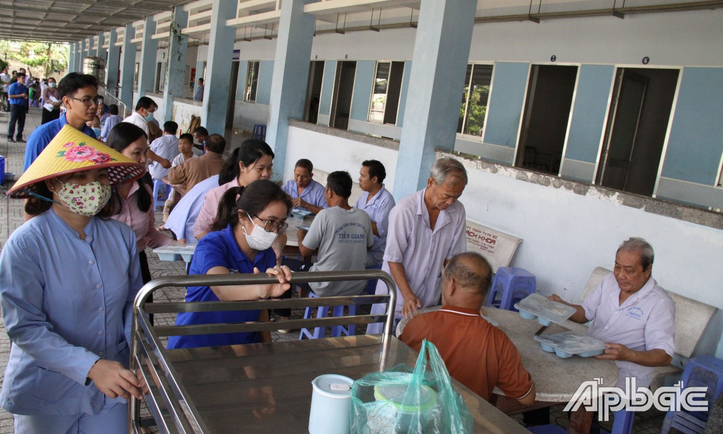 Các đoàn viên công ty hỗ trợ chuyển các phần cơm cho những hoàn cảnh khó khăn tại Trung tâm.