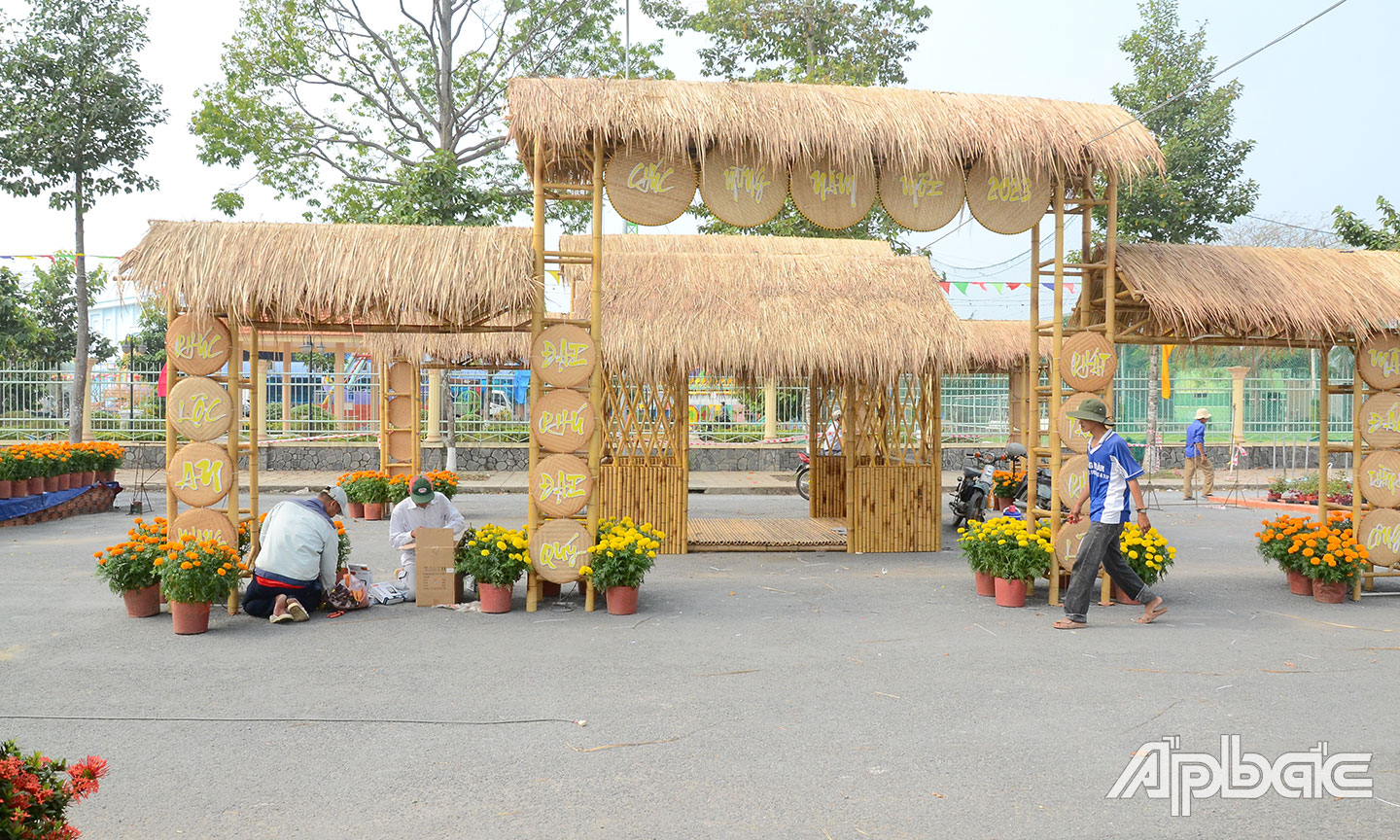Huyện Chợ Gạo trang trí các tiểu cảnh phục vụ nhân dân vui xuân, đón tết.
