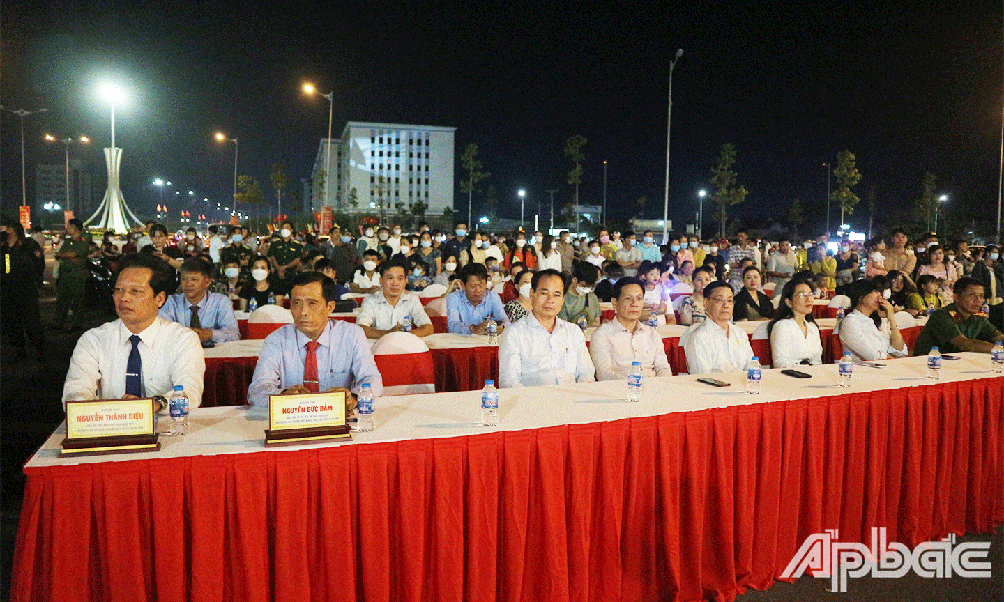 Đại biểu tham dự lễ khai mạc