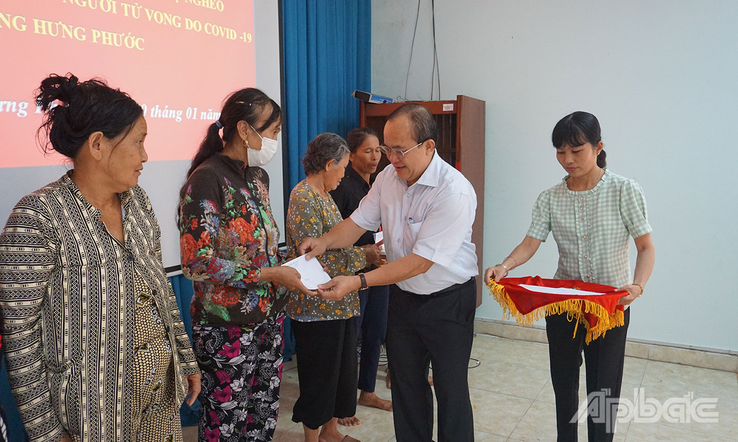 Đồng chí Nguyễn Chí Trung, Ủy viên Ban Thường vụ Tỉnh ủy, Chủ tịch Ủy ban MTTQ Việt Nam tỉnh tặng quà cho các hộ nghèo, hoàn cảnh khó khăn. 