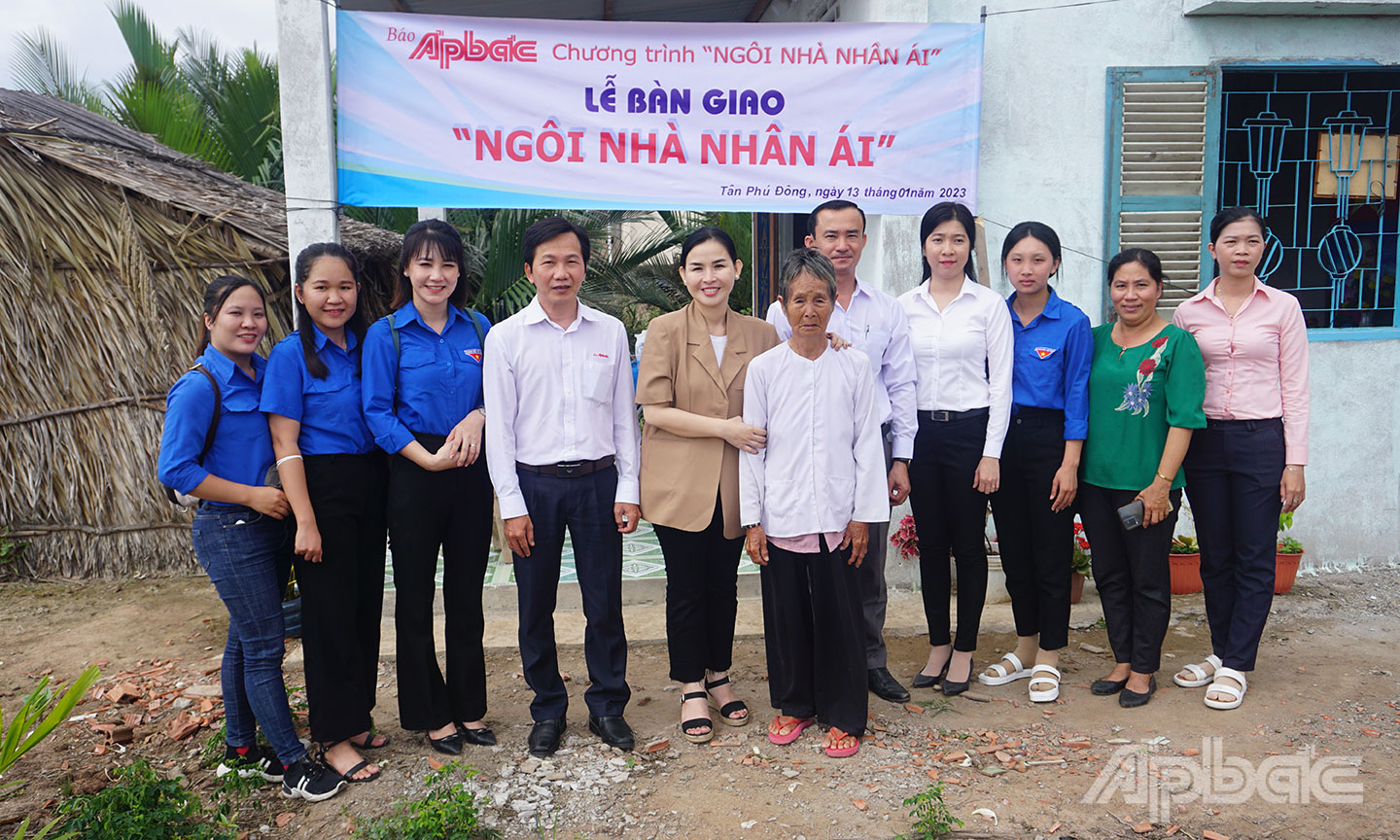 Báo Ấp Bắc cùng nhà tài trợ và chính quyền địa phương chụp ảnh lưu niệm cùng bà Phạm Thị Chối (xã Phú Tân) bên ngôi nhà mới. 