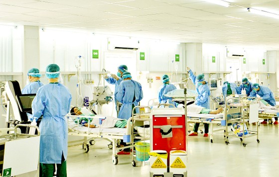 Diễn tập chăm sóc, hồi sức bệnh nhân Covid-19 tại Bệnh viện dã chiến số 13. Ảnh: CAO THĂNG