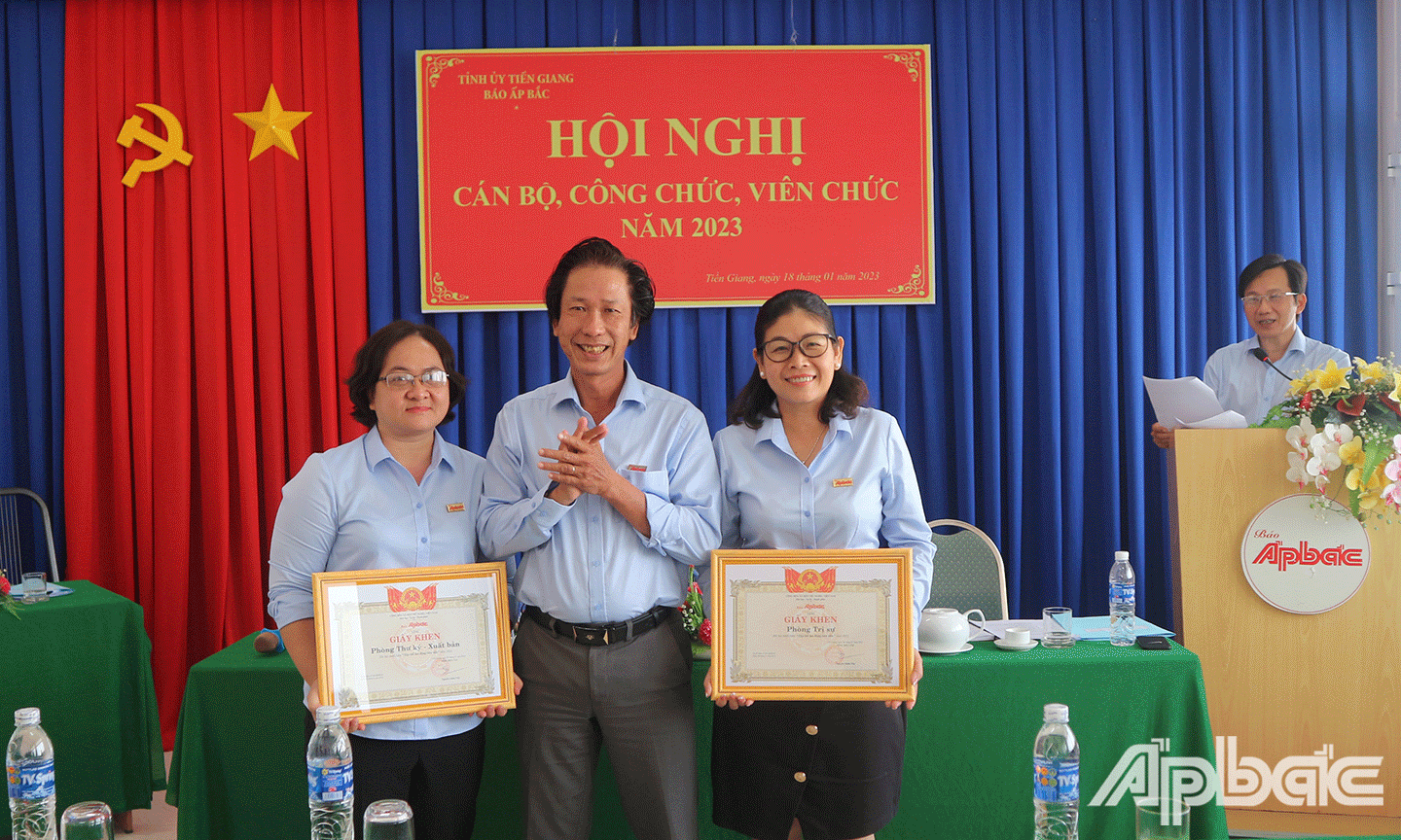 Đại diện lãnh đạo Phòng Thư ký - Xuất bản và Phòng Trị sự nhận Giấy khen tập thể đạt danh hiệu 