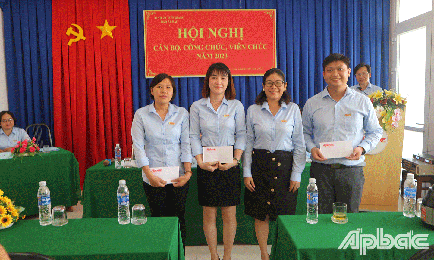 Các cá nhân tích cực tham gia phong trào nhận khen thưởng tại hội nghị