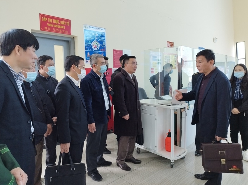 Đoàn công tác của Bộ Y tế kiểm tra công tác phòng, chống dịch dịp Tết Nguyên đán và mùa lễ hội 2023 tại Cửa khẩu quốc tế Hữu Nghị. Ảnh: CAO TUÂN 