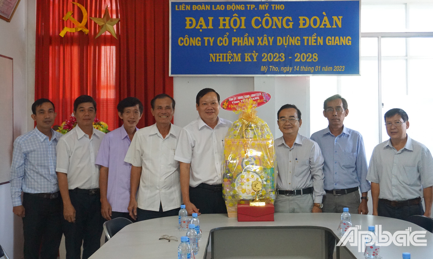 Đoàn chụp ảnh lưu niệm với Công ty Cổ phần Vật tư Nông nghiệp Tiền Giang và Công ty Cổ phần Xây dựng Tiền Giang