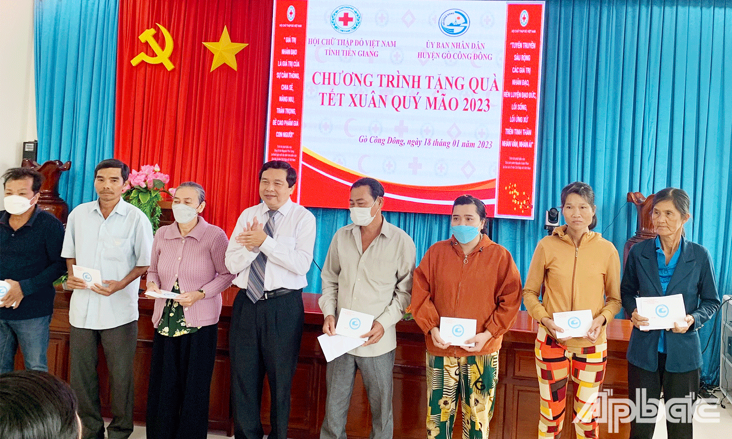 Đồng chí Lê Văn Sơn, Chủ tịch UBND huyện Gò Công Đông tặng quà tết Xuân Quý Mão 2023 cho 