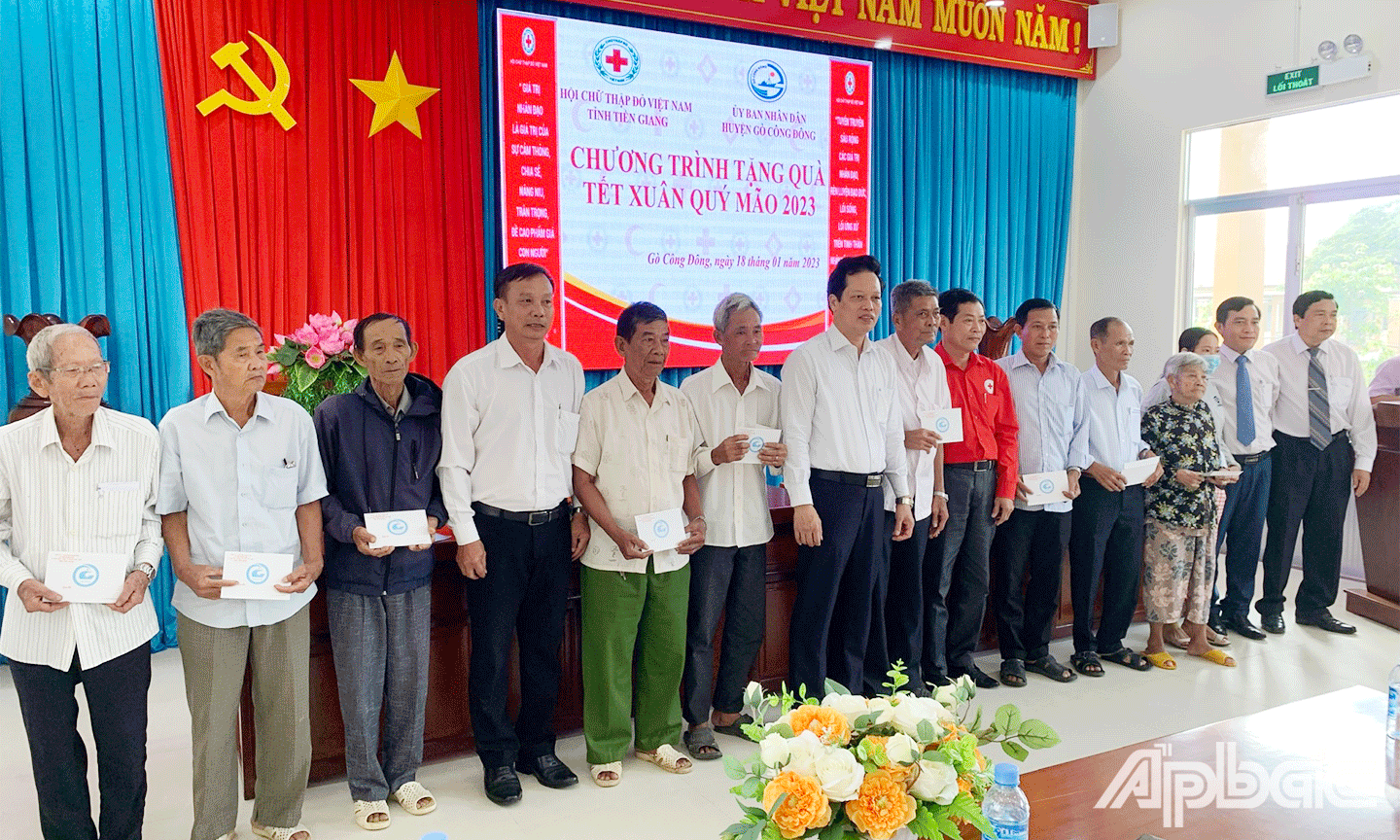 Đồng chí Nguyễn Thành Diệu Phó Chủ tịch UBND tỉnh Tiền Giang tặng quà tết xuân Quý Mão 2023 cho 