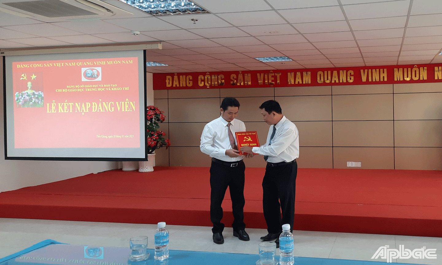 Trao quyết định kết nạp đảng viên cho quần chúng Lê Hoàng Giang. 