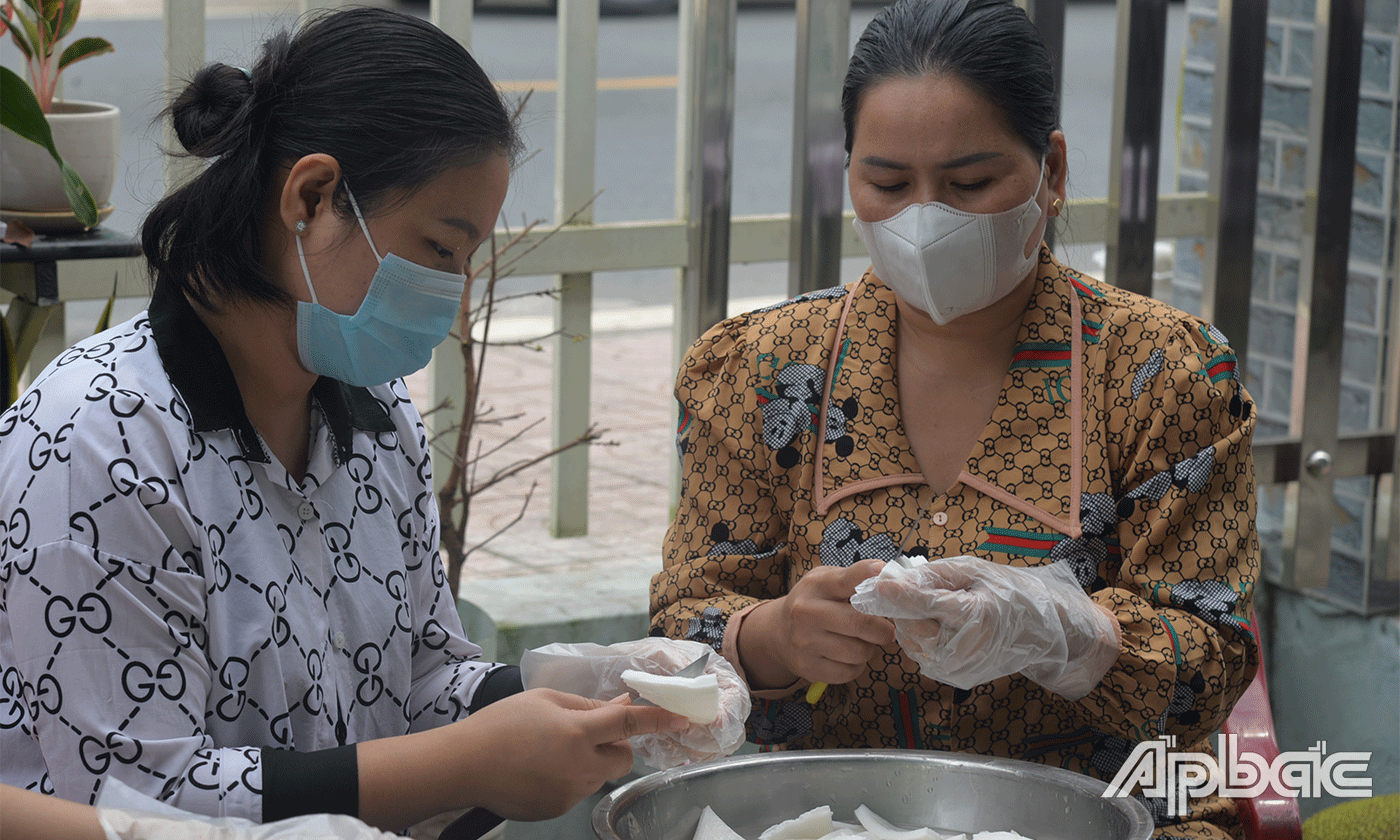 Các công đoạn làm mứt hoàn hoàn toàn thủ công.