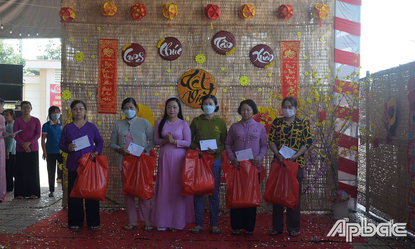 Tặng quà tết cho cán bộ, hội viên phụ nữ khó khăn.
