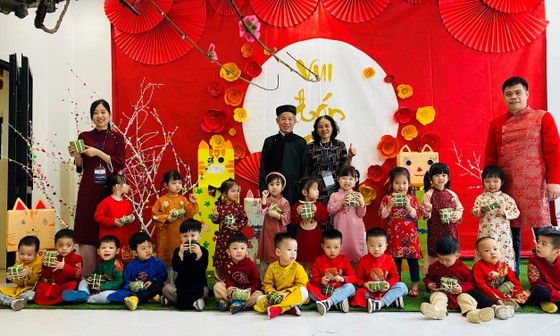 Nhiều trường học tổ chức hoạt động vui Tết cho học sinh.