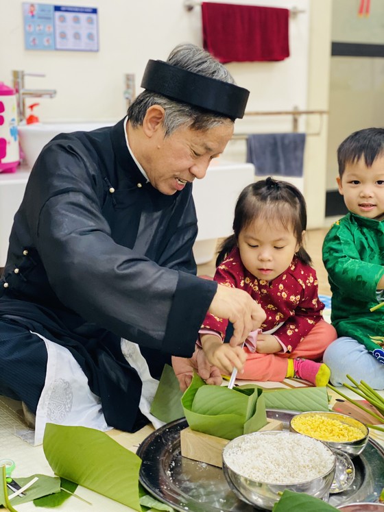Trẻ mầm non được trải nghiệm hoạt động gói bánh chưng ngay tại trường học.