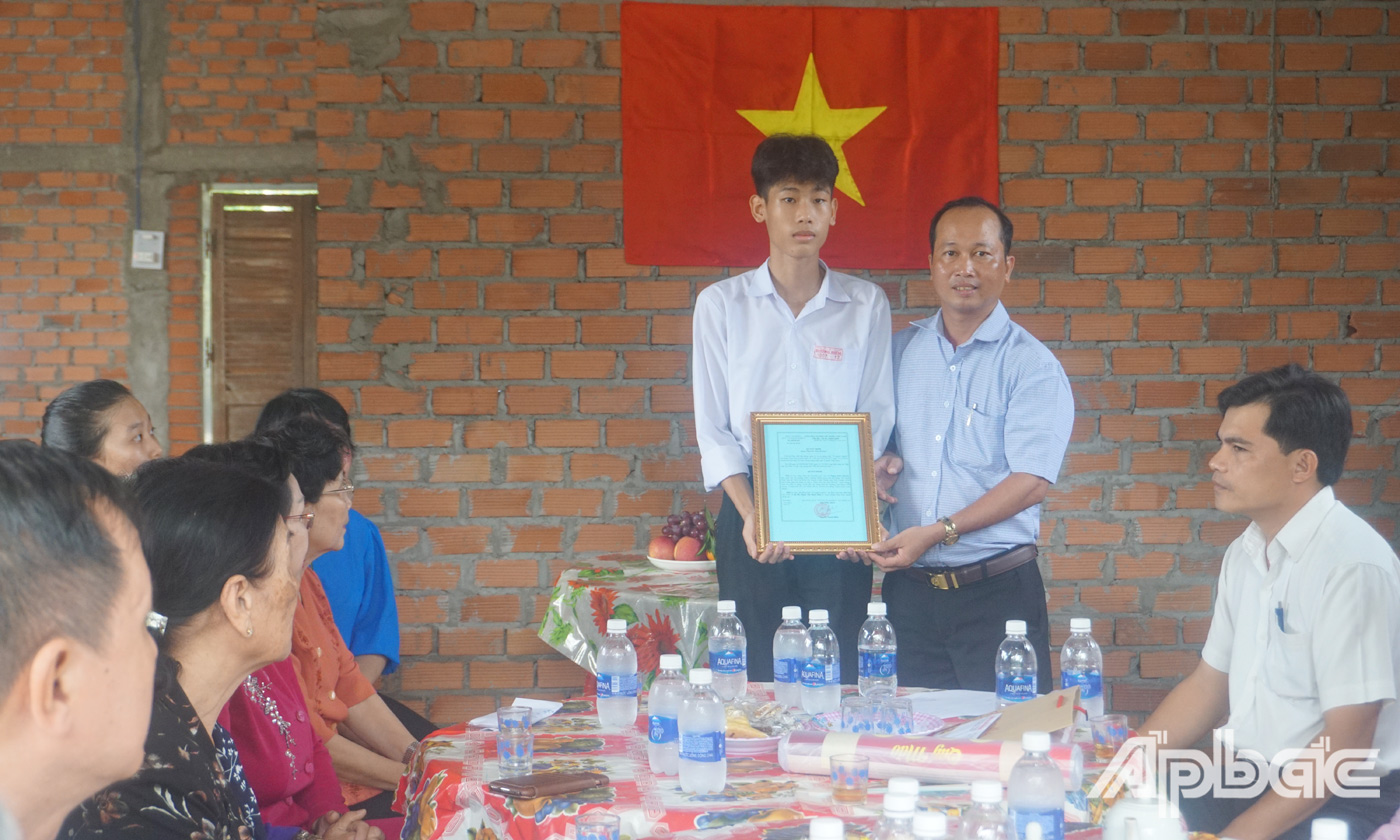Gia đình em Phạm Quốc Khánh nhận quyết định trao “Mái ấm khuyến học” từ UBND xã Điềm Hy
