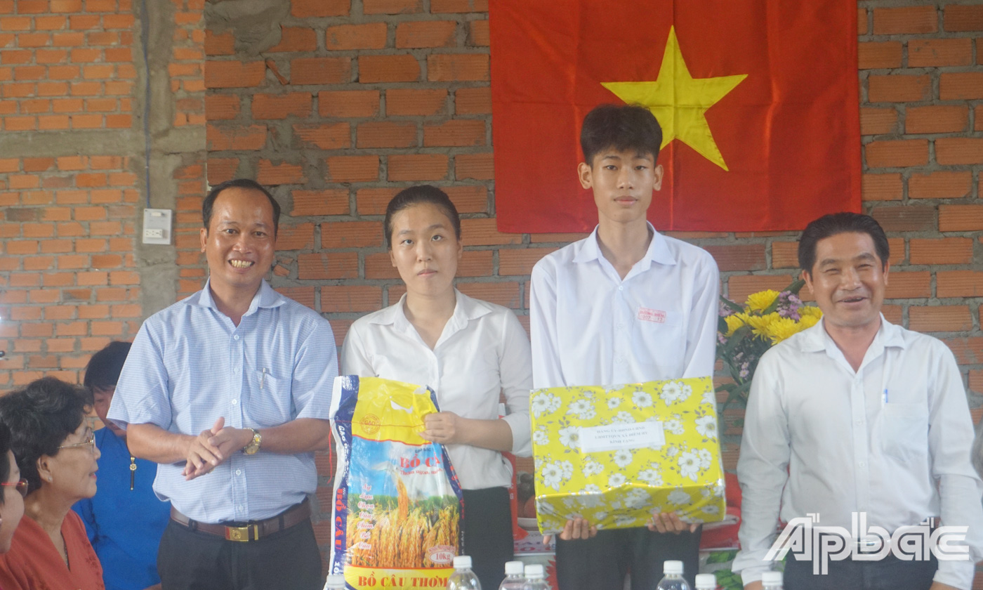 Hội Khuyến học tỉnh, nhà tài trợ cùng lãnh đạo địa phương trao quà cho em Phạm Quốc Khánh