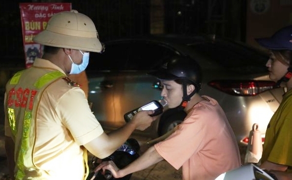 Lực lượng CSGT đo nồng cồn người tham gia giao thông. Ảnh: TL.