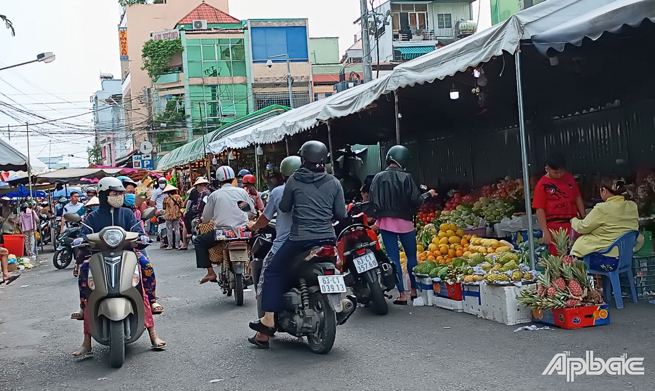 Sức mua hàng hóa tết tại chợ phường 1, TP. Mỹ Tho cũng không bằng so với năm trước.